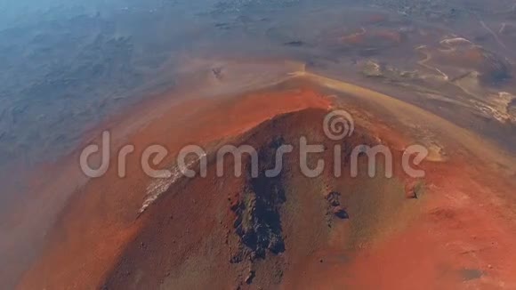 鸟瞰图飞过红火山堪察加半岛视频的预览图
