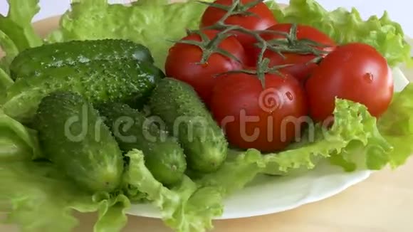 新鲜的绿色沙拉和西红柿和黄瓜视频的预览图