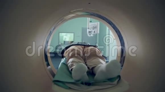 断层无法辨认的病人进行磁共振成像体检视频的预览图