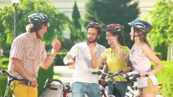 一群快乐的骑自行车的人在公园里玩得很开心视频的预览图