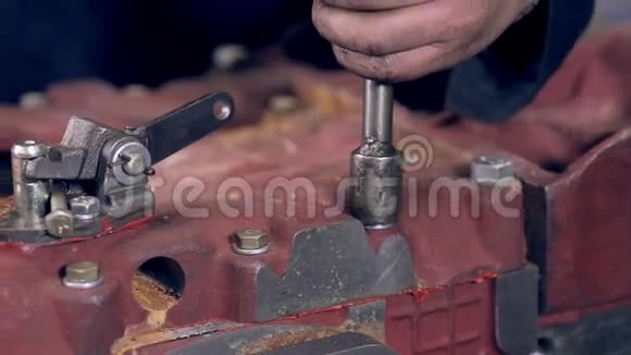 工人用自动螺丝刀拧紧发动机上的螺母视频的预览图