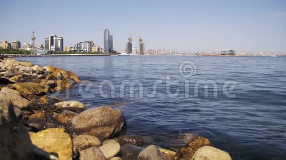 阿塞拜疆巴库银行里海石头和摩天大楼视频的预览图