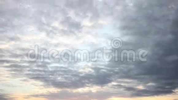 清晨天空中的云彩大厦4K时光流逝视频的预览图