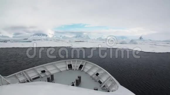 鼻子破冰船和南极海视频的预览图