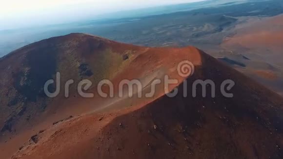 鸟瞰图飞过红火山堪察加半岛视频的预览图