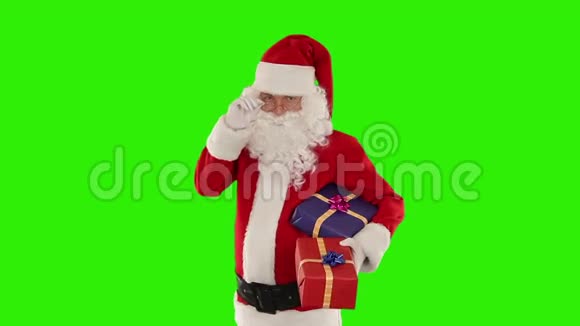 圣诞老人拿着礼物绿色屏幕库存录像视频的预览图