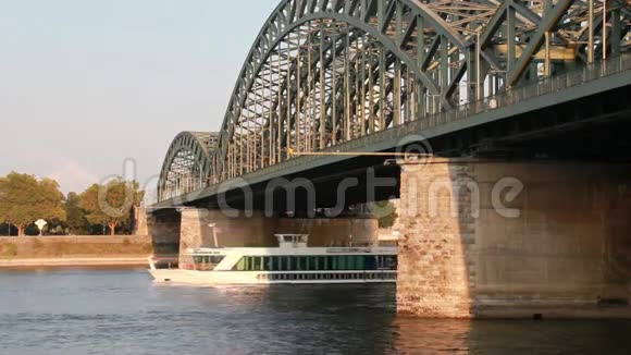 科隆铁路大桥游船视频的预览图