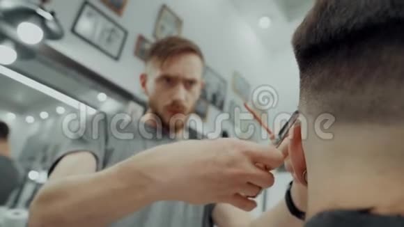 头发和胡须护理视频的预览图