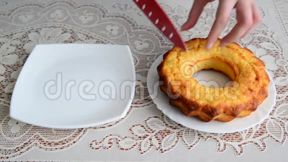 女人用蛋糕的形式切盘子视频的预览图
