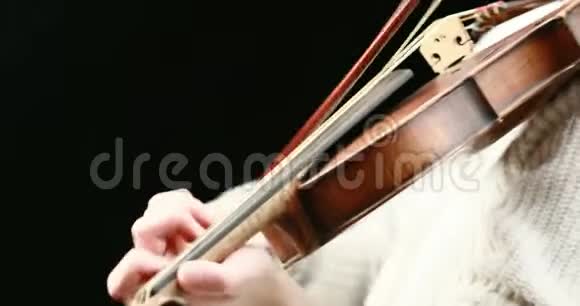 小提琴演奏她的双手特写视频的预览图