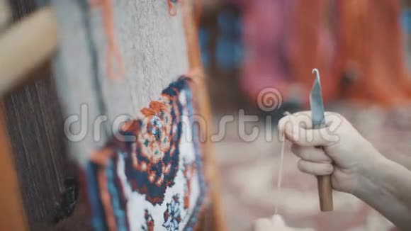 女人手织东方地毯户外活动视频的预览图