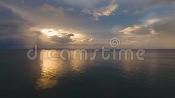 美丽的日落过海鸟瞰卡坦多安视频的预览图