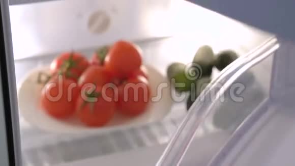 有水果和蔬菜的冰箱视频的预览图