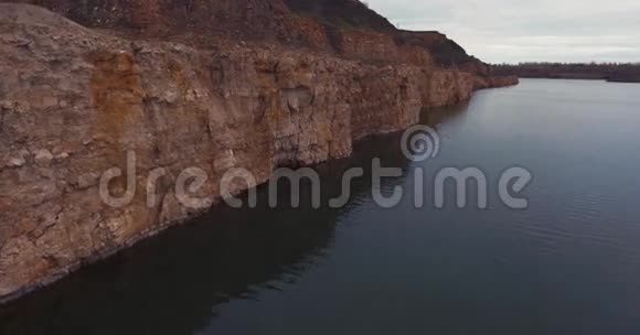 飞往雄蜂采砂场湖面陡峭的一面视频的预览图