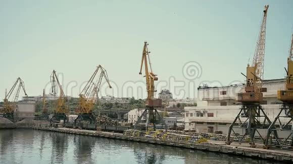 乌克兰敖德萨工业港口起重机黑海港口视频的预览图
