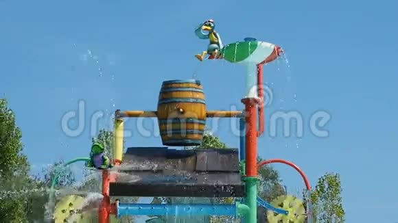 水上乐园游戏游泳池视频的预览图