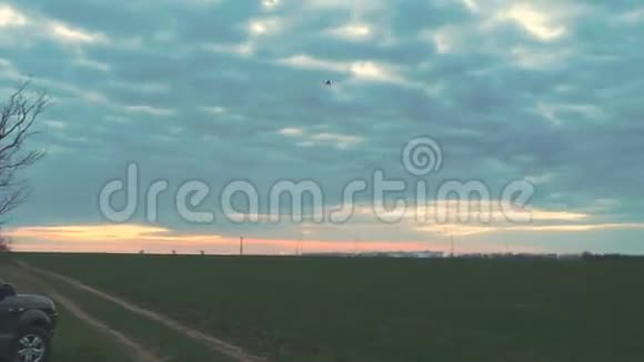 晚上定制无人机六翼飞机飞过一片田野视频的预览图