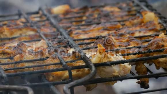 烤肉架烤肉架烤自然炸肉烤鸡香肠烤肉串汉堡假日人视频的预览图