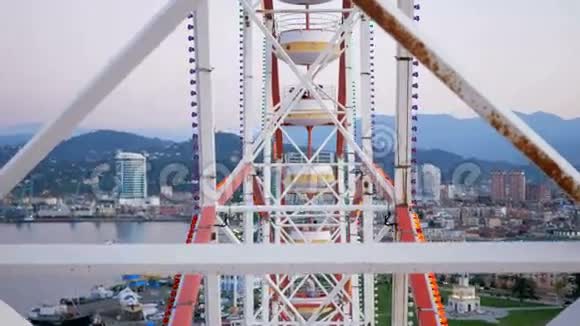 摩天轮的设计与凸起的展位高度车轮移动在上面接人视频的预览图