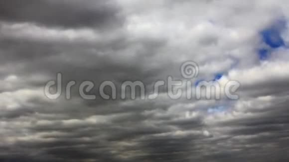 蓝天穿过阴云视频的预览图