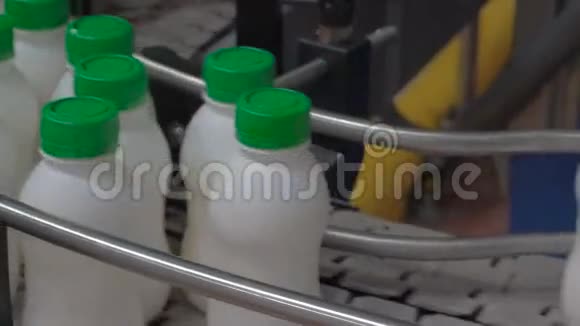 乳品厂带酸奶瓶的传送带视频的预览图