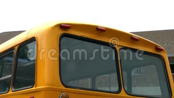 坐公共汽车的可爱的学生竖起大拇指视频的预览图