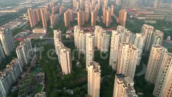 空中无人机在日落时分向住宅公寓大楼射击在中国的社区公寓大楼上空拍摄视频的预览图