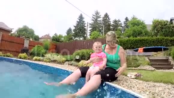 快乐的母亲和她的女儿在游泳池视频的预览图