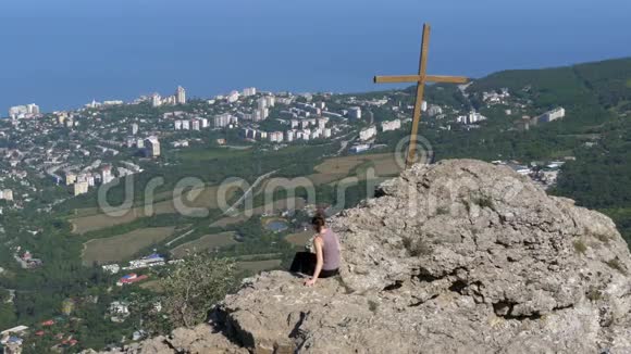 旅行者的女人坐在岩石山上视频的预览图