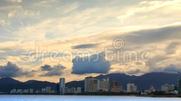 有关海湾城市的特写白云动议视频的预览图