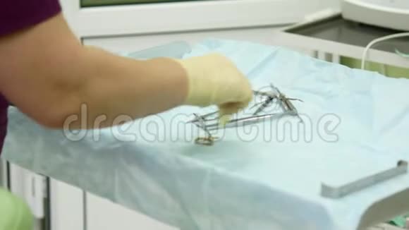牙科办公室准备手术工具放在无菌的桌子上视频的预览图