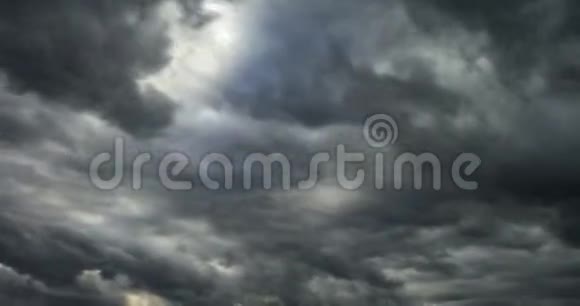 大风天气暴风雨前灰色蓬松卷卷云的时间间隔片段视频的预览图