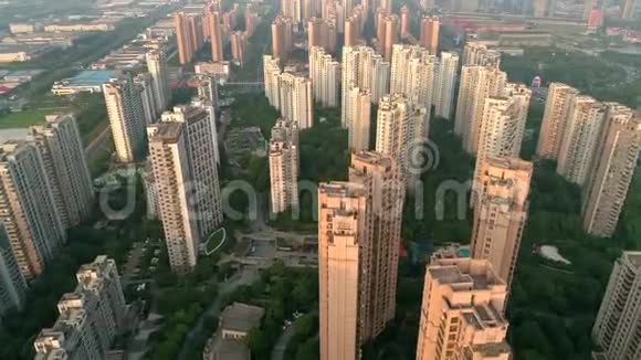 空中无人机在日落时分向住宅公寓大楼射击在中国的社区公寓大楼上空拍摄视频的预览图