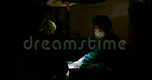 手术室的外科医生团队视频的预览图