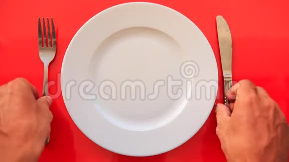 双手将叉刀垂直放在红桌板上视频的预览图