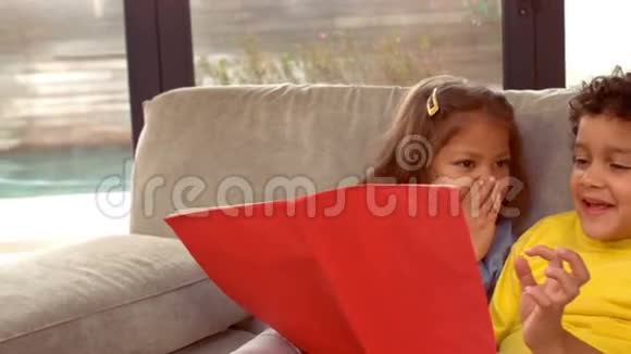 西班牙裔儿童一起读一本书视频的预览图