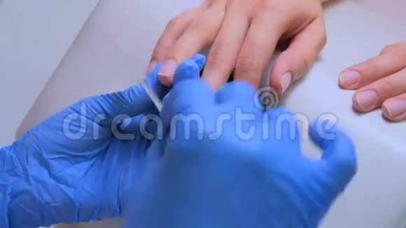 医生用指甲锉使病人的指甲成形视频的预览图