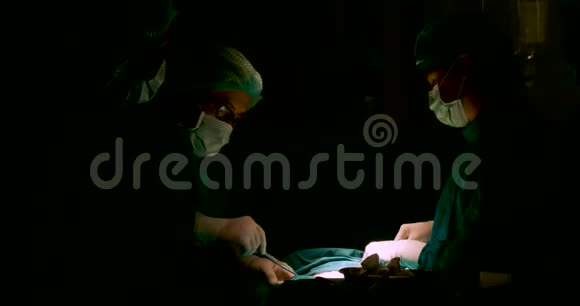 手术室的外科医生团队视频的预览图