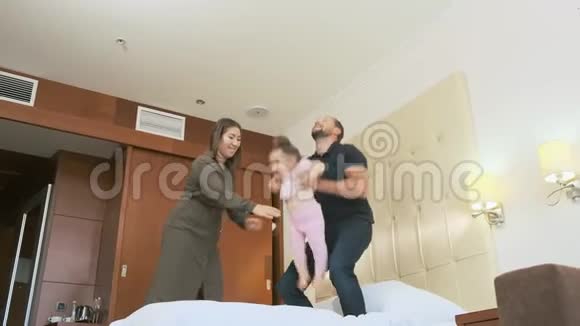 一家人住在旅馆房间里视频的预览图