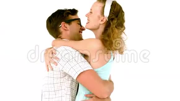 在慢动作中古怪的时髦情侣拥抱视频的预览图