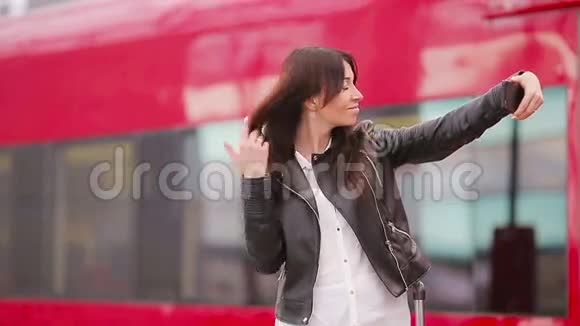 带行李的年轻女子在火车站自拍白种人游客在她的快车上等着她视频的预览图