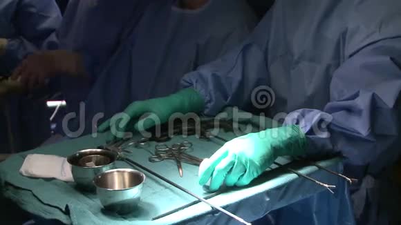 执行医疗任务的外科医生15人中有2人视频的预览图