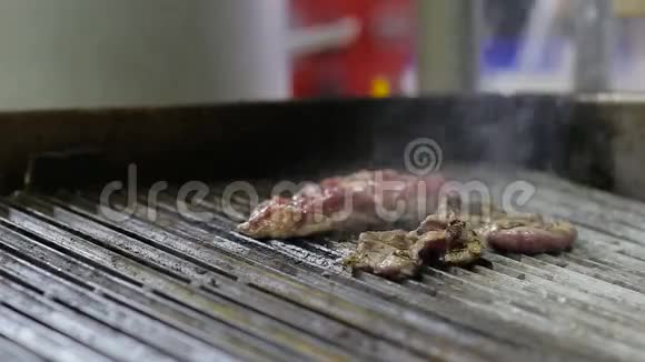 厨师在烤架上烤牛排视频的预览图