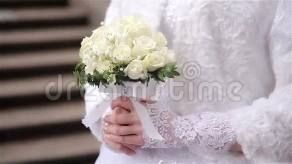 美丽的新娘捧着婚礼的花束视频的预览图