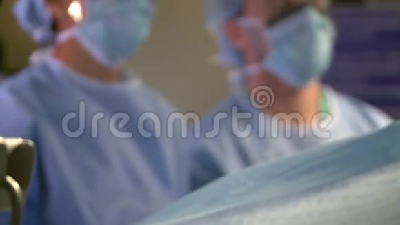 外科医生在进行腹腔镜手术时观察监视器第17页共18页视频的预览图