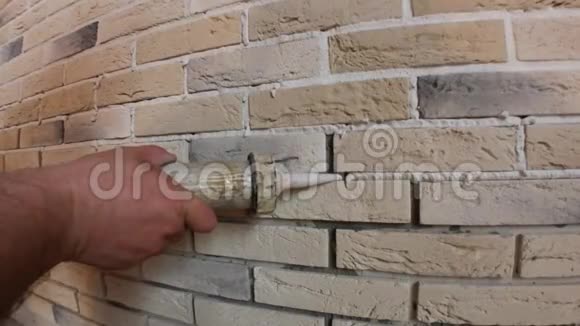 在墙上堆放装饰石修理工作视频的预览图