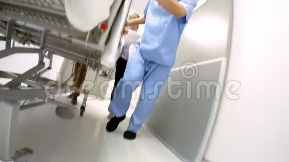 医生在走廊里推急救担架视频的预览图