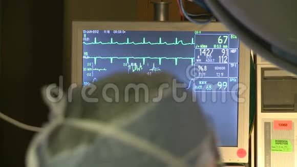监测手术期间患者的生命体征5人中有2人视频的预览图