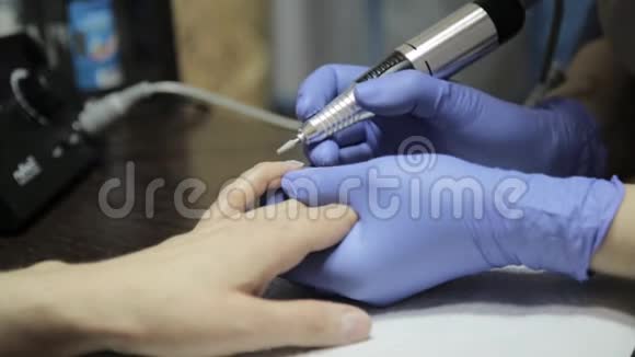 美甲师在美甲沙龙做美甲女人用指甲工具修指甲视频的预览图