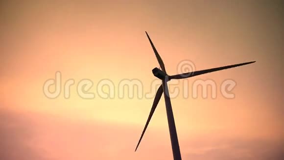 日落时旋转风力发电机视频的预览图